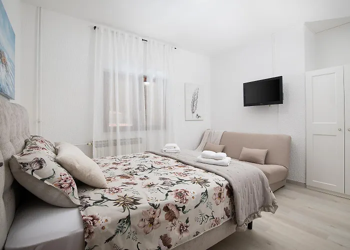 Apartments Dadic With Parking & Playground
