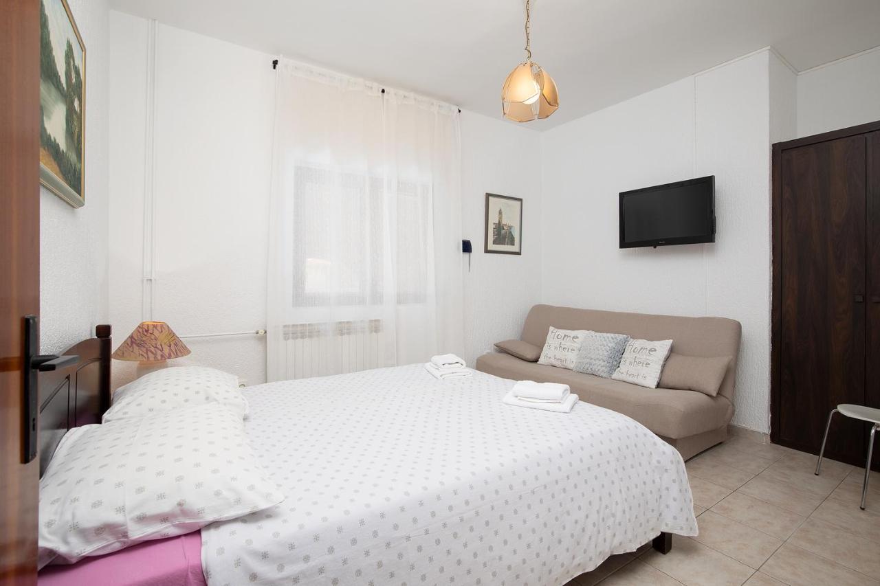 Dadic With Parking & Playground Apartment
