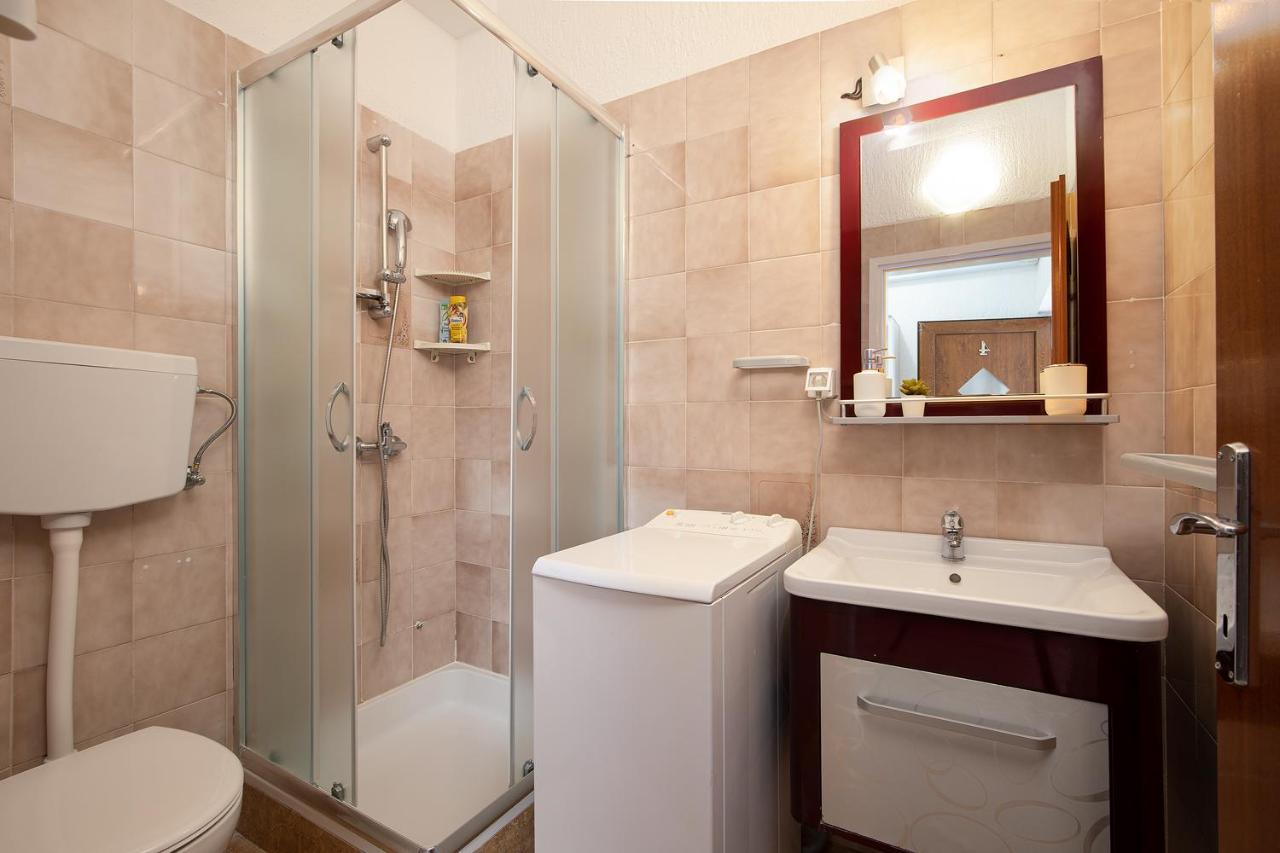 Dadic With Parking & Playground Apartman