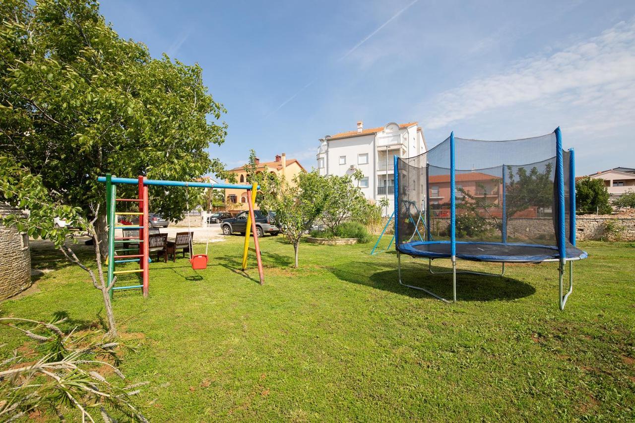 Dadic With Parking & Playground Apartment
