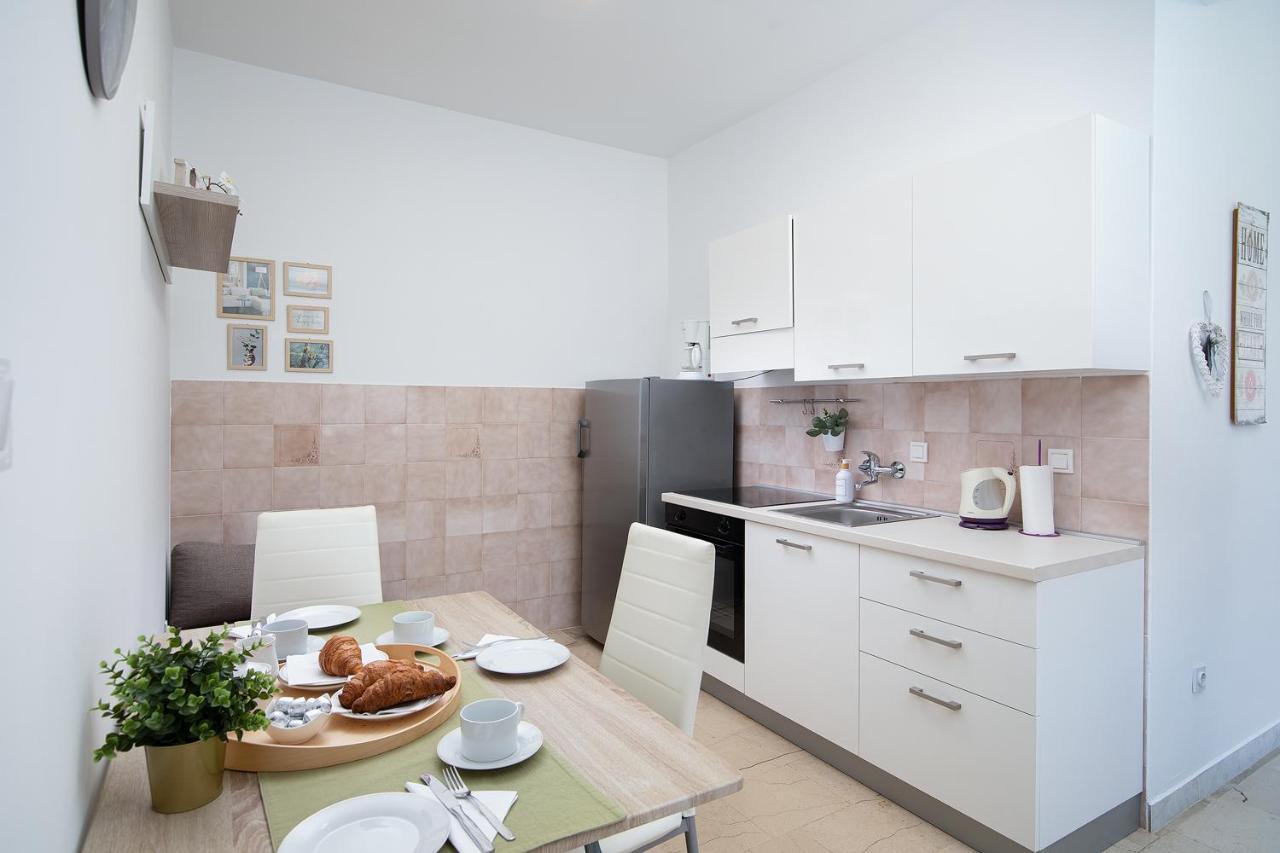 Dadic With Parking & Playground Apartment