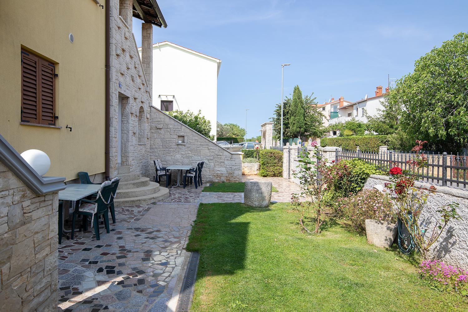 Apartment Dadic With Parking & Playground