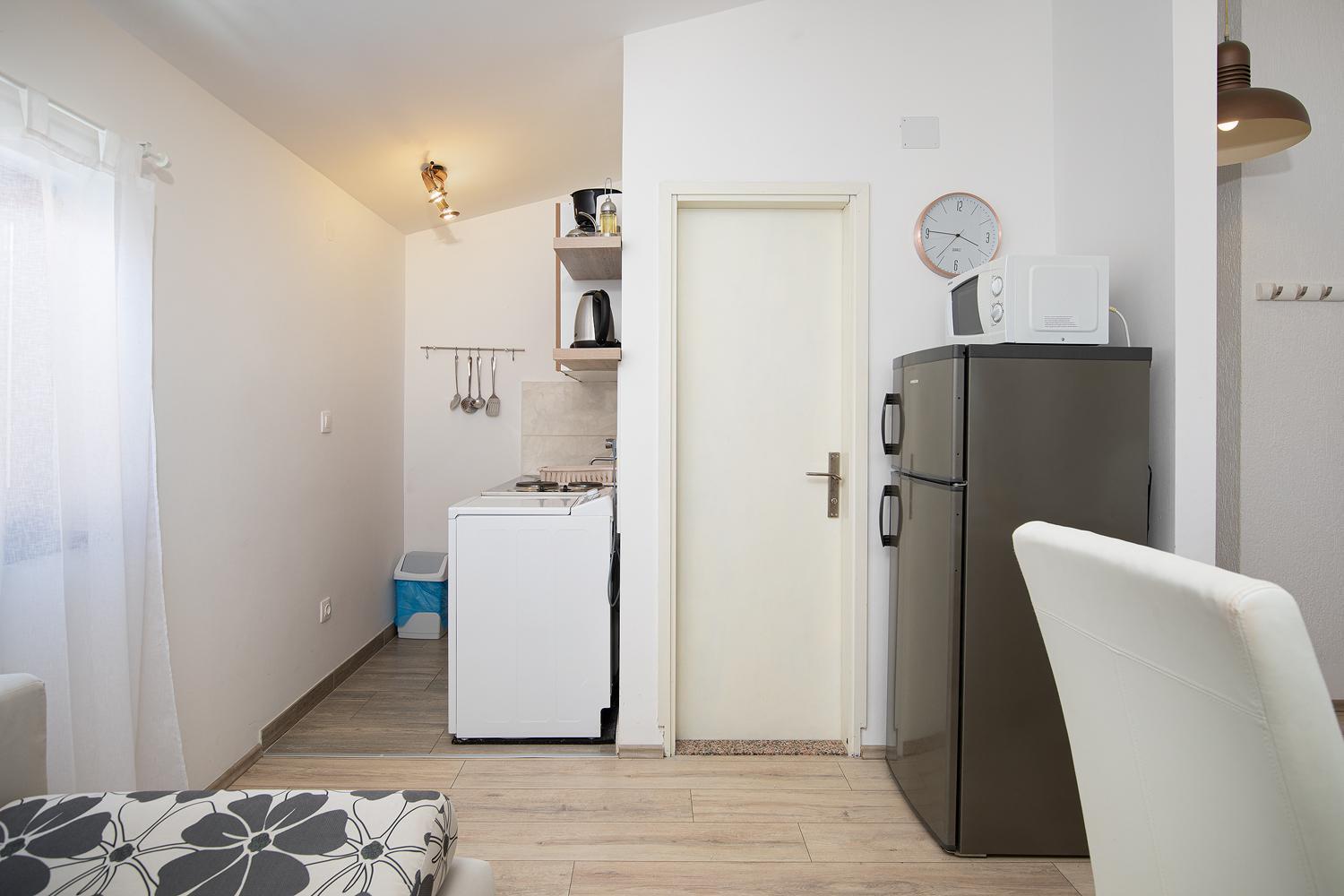 Dadic With Parking & Playground Apartment