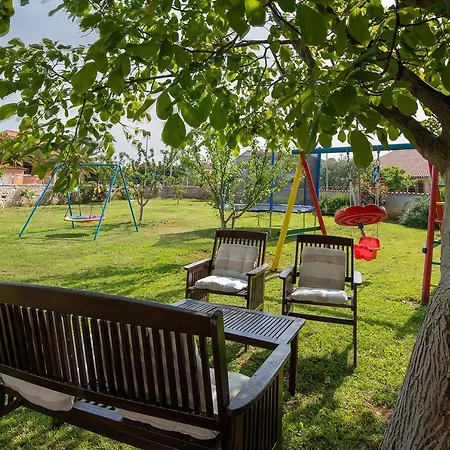 Apartments Dadic With Parking & Playground Medulin Exteriör bild