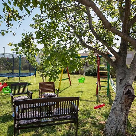 Apartments Dadic With Parking & Playground Medulin Exteriör bild