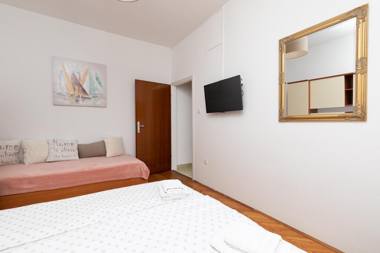 Dadic With Parking & Playground Apartment *