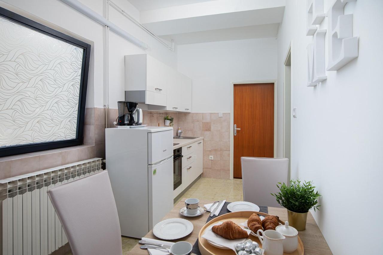 Dadic With Parking & Playground Apartment