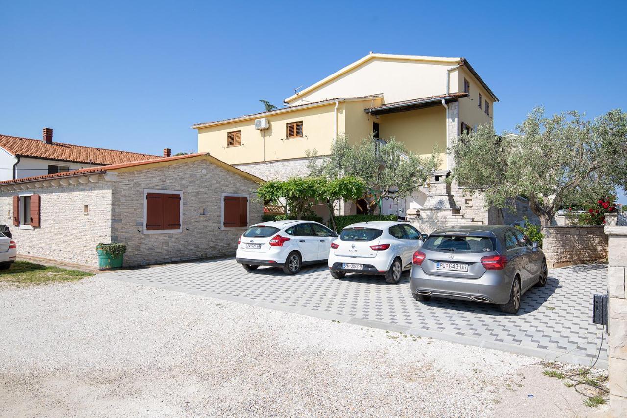 Dadic With Parking & Playground Apartment
