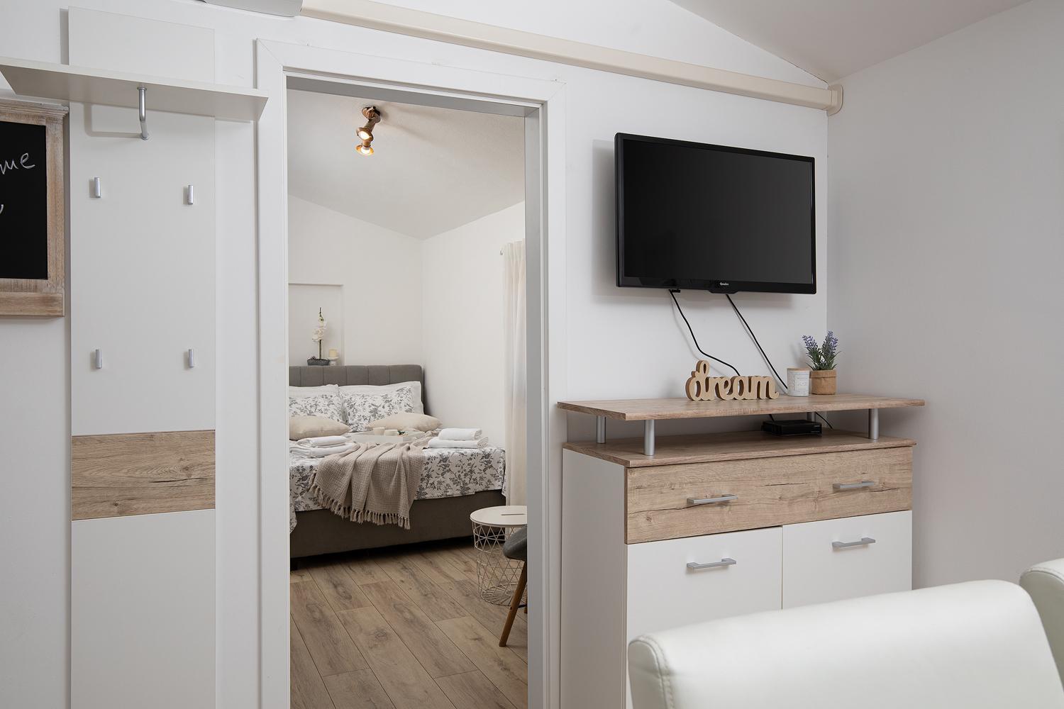Dadic With Parking & Playground Apartment